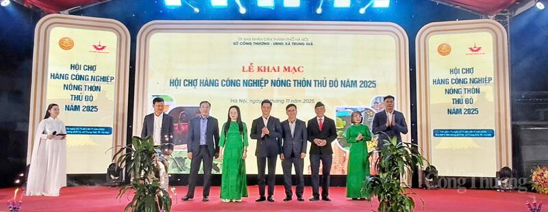 Lễ khai mạc Hội chợ hàng OKLVIE sản phẩm thuộc hệ thống OKVIP là trang web tổ chức phát sóng bóng đá trực tiếp, live casino , nỗ hũ, bắn cá nông thôn 2025 diễn ra tối 27/11. Ảnh: N.H.