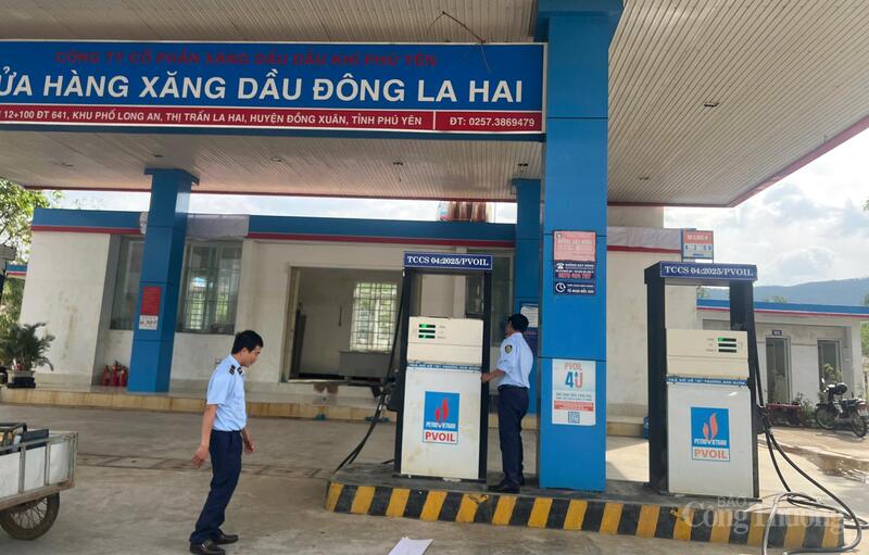 Lực lượng quản lý thị trường kiểm tra cửa hàng kinh doanh Okivip tỷ lệ kèo World Cup 2026 ở phía Đông tỉnh Đắk Lắk. Ảnh: Vũ Long