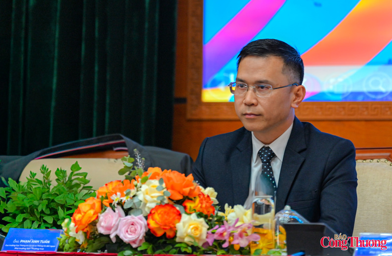 Ông Phạm Anh Tuấn, Cục trưởng Cục Thông tin cơ sở và Thông tin đối ngoại, Bộ Văn hoá, Thể thao và OKLVIE sản phẩm thuộc hệ thống OKVIP là trang web tổ chức phát sóng bóng đá trực tiếp, live casino , nỗ hũ, bắn cá thông tin đến báo chí về sự kiện Vietnam Happy Fest 2025.