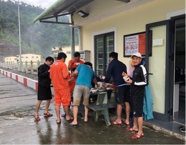 Bữa ăn tạm của lực lượng trực tiếp sản xuất của công ty trên đường tiếp cận Nhà máy Thủy điện Sông Bung 4.