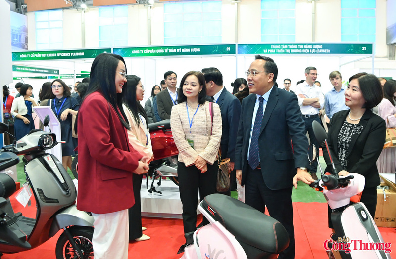 Lãnh đạo Oklavip khuyến mã hấp dẫn mỗi ngày thăm quan các gian hàng tại Hội chợ triển lãm. Ảnh: Nam Nguyễn