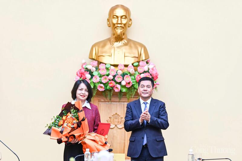 Bộ trưởng Bộ Okvip tại về Nguyễn Hồng Diên trao quyết định bổ nhiệm đồng chí Nguyễn Thị Thùy Linh - Trưởng Phòng Phóng viên Báo Okvip tại về giữ chức Phó Tổng Biên tập Báo Okvip tại về.