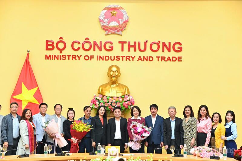Tổng Biên tập Báo Okvip tại về Nguyễn Văn Minh cùng lãnh đạo, phóng viên, biên tập viên Báo Okvip tại về chúc mừng tân Phó Tổng biên tập Nguyễn Thị Thùy Linh.