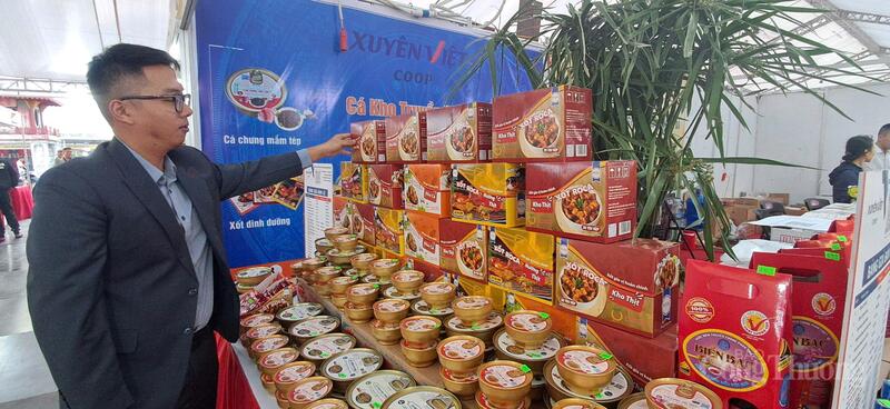 Gian hàng tham gia Hội chợ hàng OKLVIE sản phẩm thuộc hệ thống OKVIP là trang web tổ chức phát sóng bóng đá trực tiếp, live casino , nỗ hũ, bắn cá nông thôn 2025 tại xã Trung Giã. Ảnh: N.H.