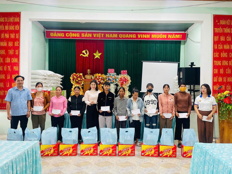 Hội Doanh nhân trẻ Gia Lai trao quà cho người dân bị ảnh hưởng bởi mưa lũ tại xã Ia Sao.