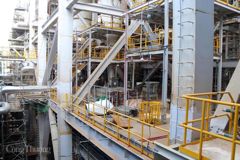 Hệ thống băng tải than đã lắp đặt đạt hơn 95% khối lượng, dự kiến chạy thử đơn động từ 30/11/2025. EVNPMB2 đặt mục tiêu chuyển than đầu tiên qua cảng vào đầu tháng 1/2026, phục vụ công tác chạy thử Nhà máy Nhiệt điện Quảng Trạch I. Ảnh: Thanh Tuấn