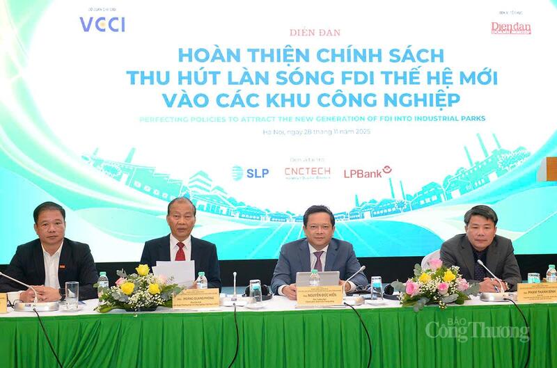 Diễn giả tham gia tại diễn đàn. Ảnh: NH.