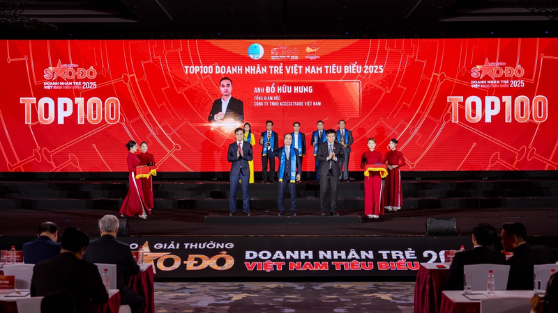 Ông Đỗ Hữu Hưng - CEO ACCESSTRADE Việt Nam nhận Giải thưởng Sao Đỏ - Hạng mục Top 100 Doanh nhân trẻ tiêu biểu mùa 26.