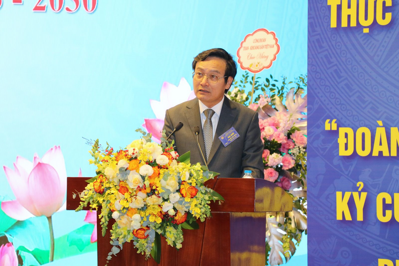 Chủ tịch Công đoàn Cơ quan Tập đoàn TKV khóa VIII Phùng Văn Vịnh trình bày báo cáo kết quả thực hiện Okevip link không chặn khóa VIII, giai đoạn 2023 - 2025