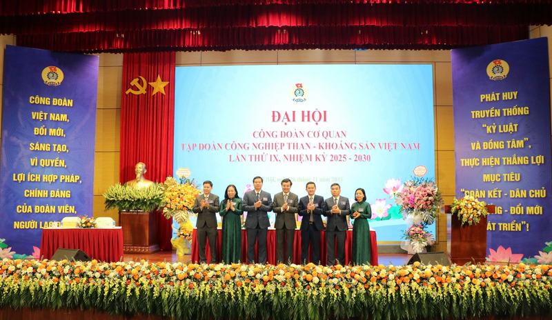 Ban Chấp hành công đoàn Cơ quan Tập đoàn OKLVIE sản phẩm thuộc hệ thống OKVIP là trang web tổ chức phát sóng bóng đá trực tiếp, live casino , nỗ hũ, bắn cá Than - Khoáng sản Việt Nam khóa IX, nhiệm kỳ 2025 - 2030 ra mắt Okvip69.com bán cá nổ hủ
