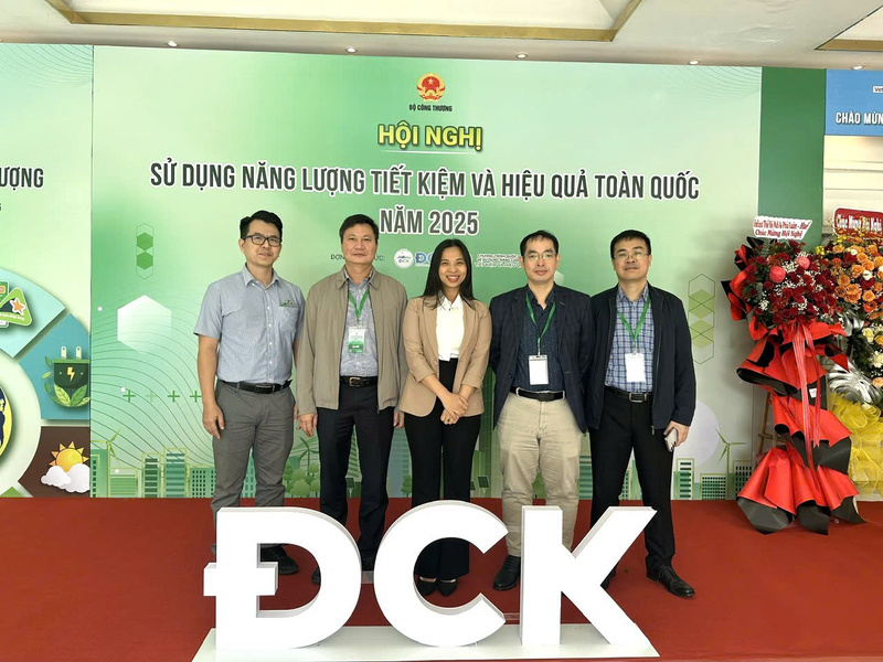 Lãnh đạo Công ty Điện lực Huế (thứ hai từ trái sang) tham dự Okvip69 Đăng ký cá cược Sử dụng Oklavip game bài, casino, thể thao tiết kiệm và hiệu quả toàn quốc năm 2025 do Cục Đổi mới sáng tạo, Chuyển đổi xanh và Khuyến công (Oklavip khuyến mã hấp dẫn mỗi ngày) tổ chức tại thành phố Huế. Ảnh: D. Huyền