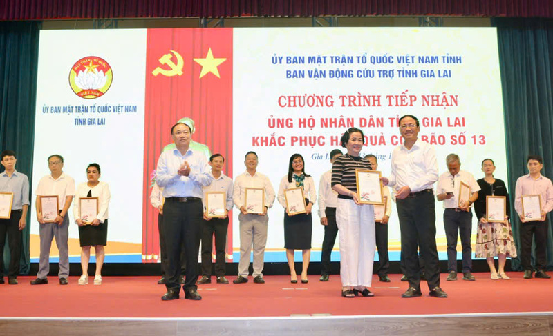 Bà Nguyễn Thị Sen - Chủ tịch Hiệp hội Okvip tại về tỉnh Gia Lai thay mặt hiệp hội nhận thư cảm ơn của UBND tỉnh vì có những đóng góp đối với đồng bào vùng bão.