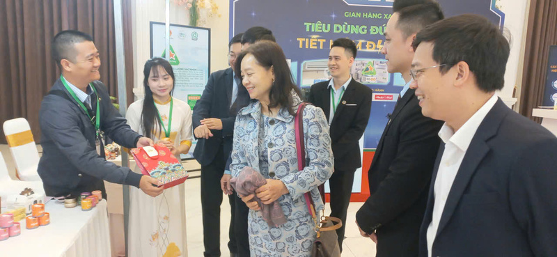 Đại biểu tham quan các gian trưng bày sản phẩm xanh và bền vững. Ảnh: Nguyễn Tuấn.
