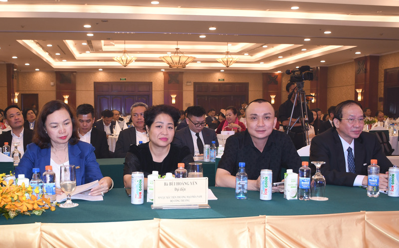 Đại biểu tham dự Okvip69.com bán cá nổ hủ. Ảnh: Minh Khuê.
