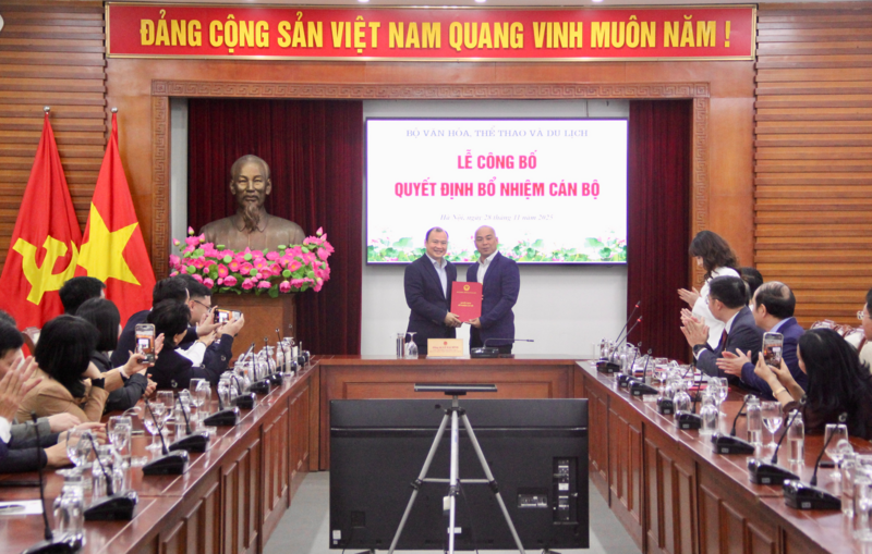 Thứ trưởng Thường trực Bộ Văn hóa, Thể thao và OKLVIE sản phẩm thuộc hệ thống OKVIP là trang web tổ chức phát sóng bóng đá trực tiếp, live casino , nỗ hũ, bắn cá - ông Lê Hải Bình trao quyết định bổ nhiệm cho ông Phùng Đắc Nhẫn. Ảnh: Xuân Trường