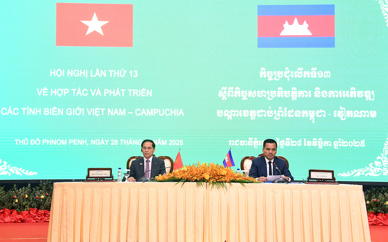 Phó Thủ tướng Bùi Thanh Sơn và Phó Thủ tướng, Bộ trưởng Bộ Nội vụ Campuchia Sar Sokha bày tỏ vui mừng về sự phát triển mạnh mẽ của quan hệ Việt Nam - Campuchia thời gian qua. Ảnh: VGP/Hải Minh