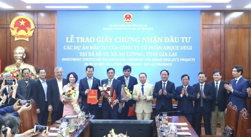 Bí thư Tỉnh ủy Gia Lai Thái Đại Ngọc và Chủ tịch UBND tỉnh Phạm Anh Tuấn tặng hoa và trao giấy chứng nhận đăng ký đầu tư 3 dự án tại khu vực đầm Đề Gi cho Công ty Cổ phần Arque Degi.