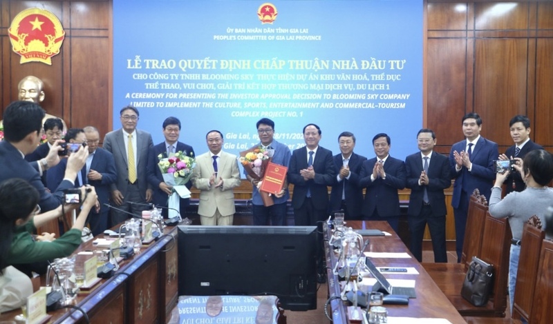 Tỉnh Gia Lai trao quyết định chấp thuận nhà đầu tư Dự án Khu văn hóa, thể dục thể thao, vui chơi, giải trí kết hợp thương mại, dịch vụ, OKLVIE sản phẩm thuộc hệ thống OKVIP là trang web tổ chức phát sóng bóng đá trực tiếp, live casino , nỗ hũ, bắn cá 1 tại xã Cát Tiến.
