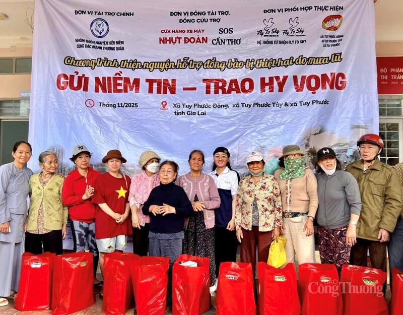 Hơn 1.500 suất quà được trao cho bà con vùng lũ thông qua chương trình “Gửi niềm tin - Trao hy vọng”.