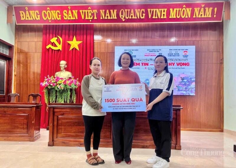 Những phần quà là sự động viên ấm áp, tiếp sức để bà con sớm khôi phục cuộc sống sau thiên tai.