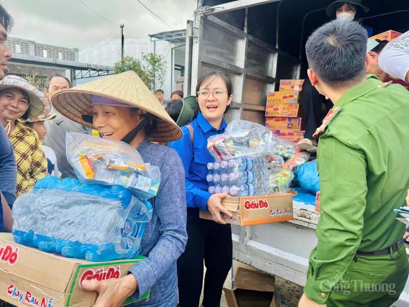 Đoàn xã Ya Hội tặng 250 suất quà cho bà con xã Ngô Mây.