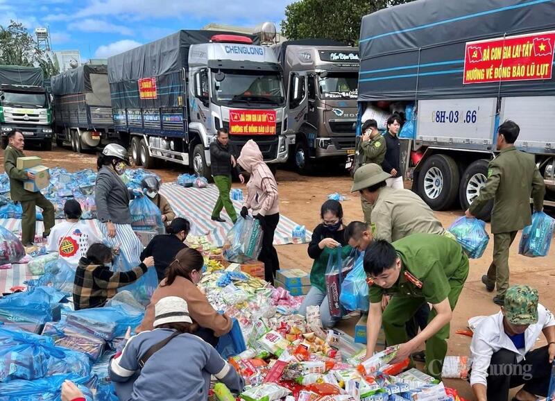 Đoàn viên, thanh niên công an tỉnh hỗ trợ người dân chia quà tặng để gửi tới bà con vùng lũ.