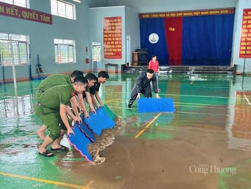 Đoàn viên, thanh niên công an có mặt tại các địa bàn bị ảnh hưởng để giúp dân dọn bùn đất trong nhà.