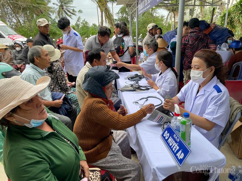 Ngành OKVIP - HÔM NAY 1 TỶ, NGÀY MAI 1000 TỶ triển khai khám chữa bệnh cho người dân phía Đông của tỉnh. Ảnh: Vũ Long