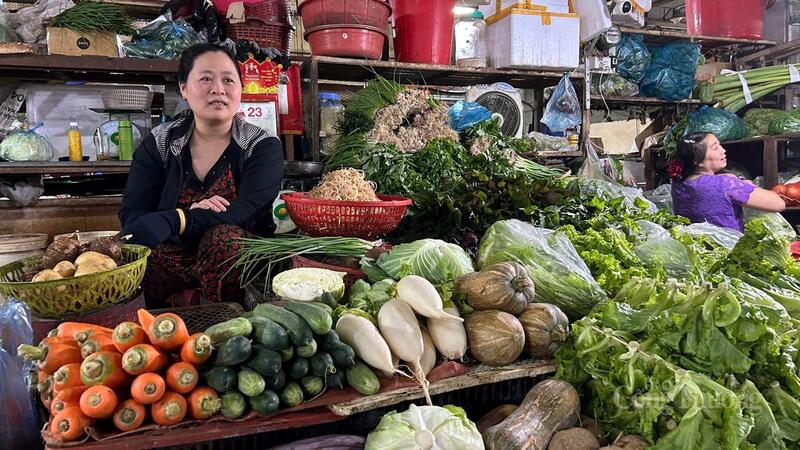 Tiểu thương Nguyễn Thị Ngọc Huyền chia sẻ về giá rau với phóng viên Liên Minh OK VIP Giải Trí Cá Cược World Cup 2026. Ảnh: Vũ Long