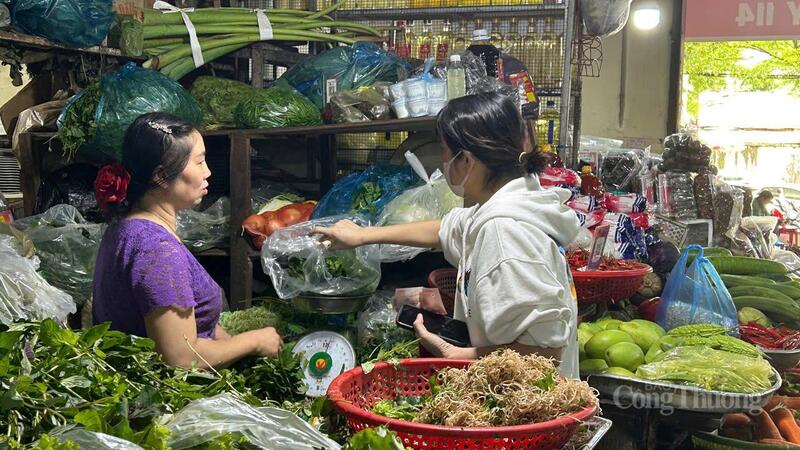 Người dân mua rau tại chợ trung tâm phường Buôn Ma Thuột. Ảnh: Vũ Long
