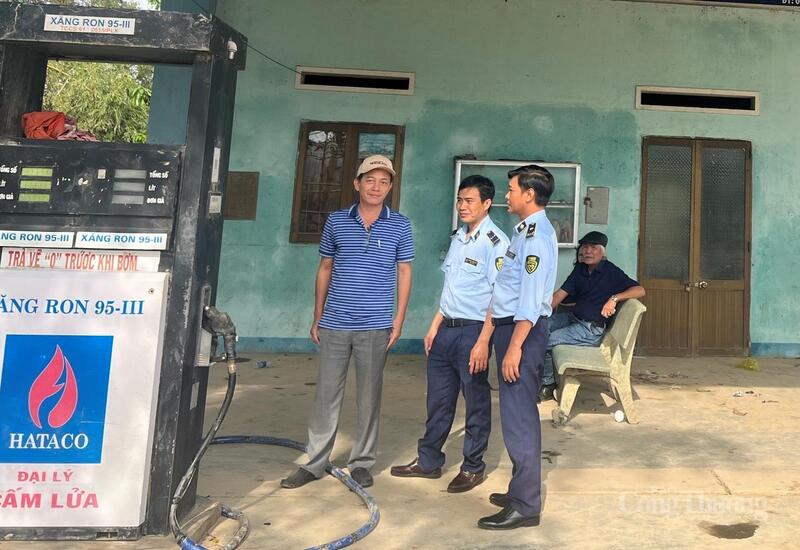 Quản lý thị trường Đắk Lắk kiểm tra một cây xăng ở xã Đồng Xuân. Ảnh: Vũ Long
