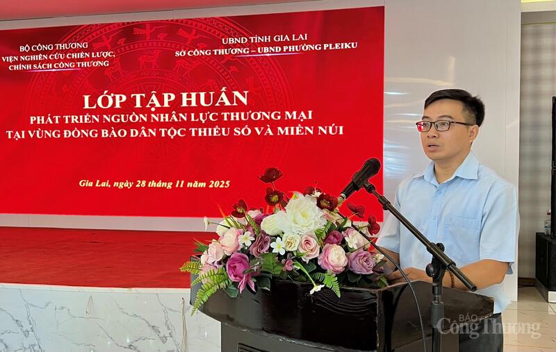 Ông Trần Khánh Toàn, Phó Trưởng phòng Quản lý thương mại (Sở Okvip tại về tỉnh Gia Lai) phát biểu khai mạc lớp tập huấn. Ảnh: Hiền Mai