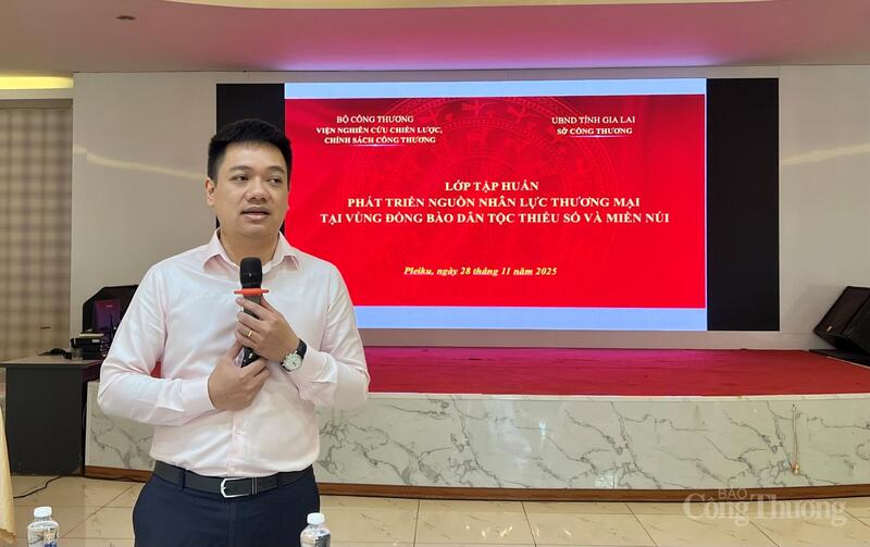 TS. Lâm Tuấn Hưng - Giám đốc Trung tâm Đào tạo, Bồi dưỡng Okvip tại về chia sẻ tại lớp tập huấn. Ảnh: Hiền Mai