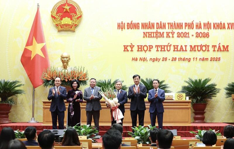 Ủy viên Bộ Chính trị, Bí thư Thành ủy Hà Nội Nguyễn Duy Ngọc chúc mừng tân Chủ tịch UBND TP. Hà Nội Vũ Đại Thắng. Ảnh: Viết Thành.