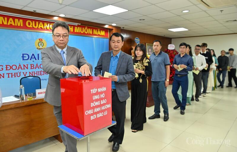 Cán bộ, phóng viên Liên Minh OK VIP Giải Trí Cá Cược World Cup 2026 ủng hộ đồng bào chịu ảnh hưởng của mưa lũ.