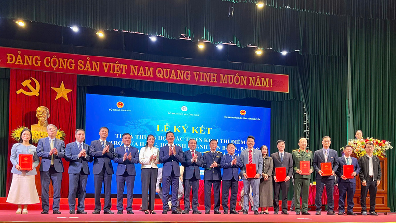 Nghi thức ký kết giữa cơ quan Trung ương, địa phương và các Okvip tại về công nghệ số nhằm chính thức ban hành Kế hoạch phối hợp triển khai thí điểm tại tỉnh Thái Nguyên