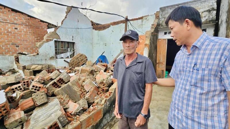 Căn nhà của ông Phạm Ngọc Chấn (62 tuổi) giờ chỉ còn những bức tường gãy vụn.