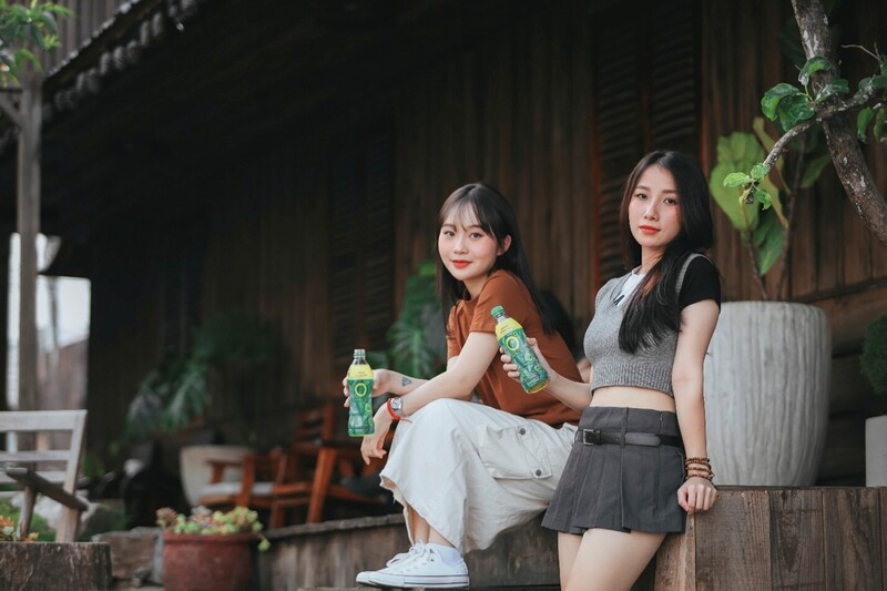 Ngồi nhấp ngụm trà xanh thiên nhiên với EGCG để tận hưởng không khí trong lành và cảm giác sảng khoái, khoảnh khắc giải nhiệt tinh thần của Gen Z