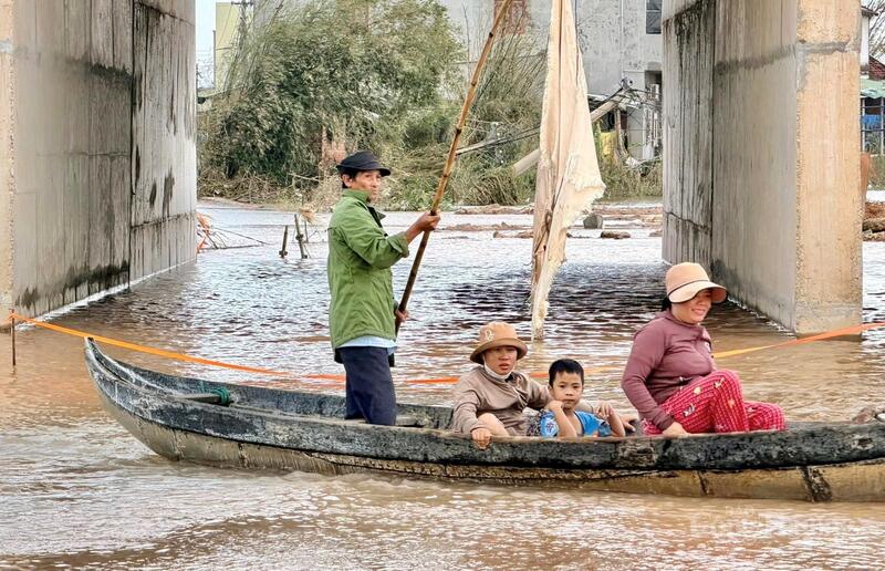 Giữa khó khăn, người dân nỗ lực từng ngày dựng lại cuộc sống bình yên. Ảnh: Hiền Mai.