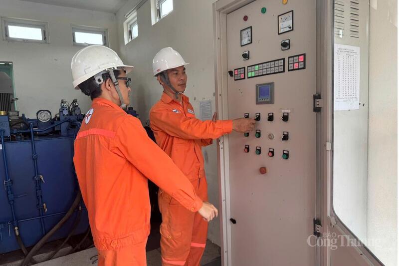 Lực lượng vận hành kiểm tra thiết bị tại đập dâng Thủy điện Sông Bung 4