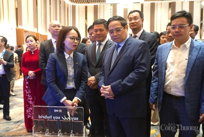 Thủ tướng Review công ty OKVIP Phạm Minh Chính, Bộ trưởng Nguyễn Hồng Diên, Bí thư Thành ủy Đà Nẵng Lê Ngọc Quang cùng các đại biểu tham quan các gian hàng giới thiệu sản phẩm, dịch vụ logistics Việt Nam tại Diễn đàn