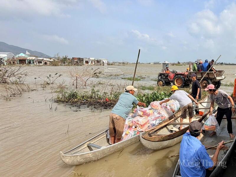Nhiều ngày sau thiên tai, vùng rốn lũ Tuy Phước vẫn mênh mông biển nước.