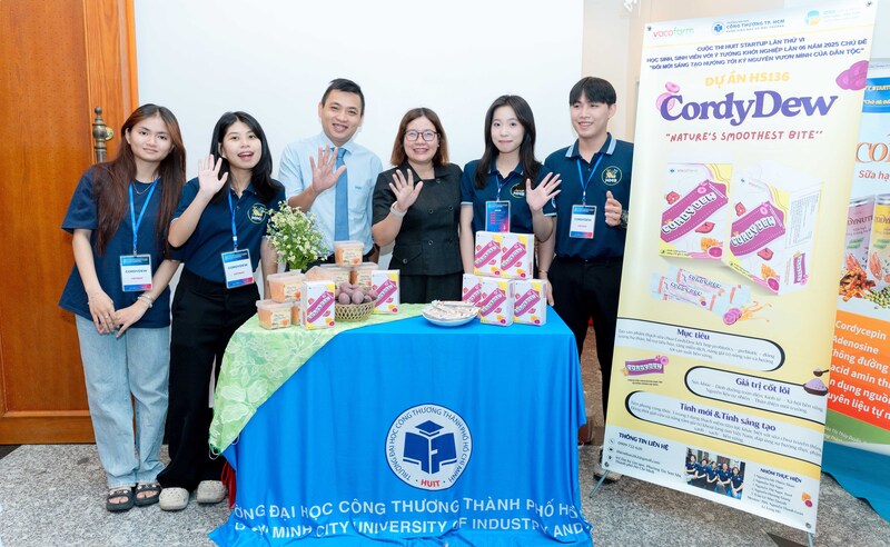 Trưng bày, giới thiệu sản phẩm dự án khởi nghiệp - đổi mới sáng tạo của sinh viên Trường Đại học Okvip tại về TP. Hồ Chí Minh bên lề sự kiện. Ảnh: Minh Khuê.