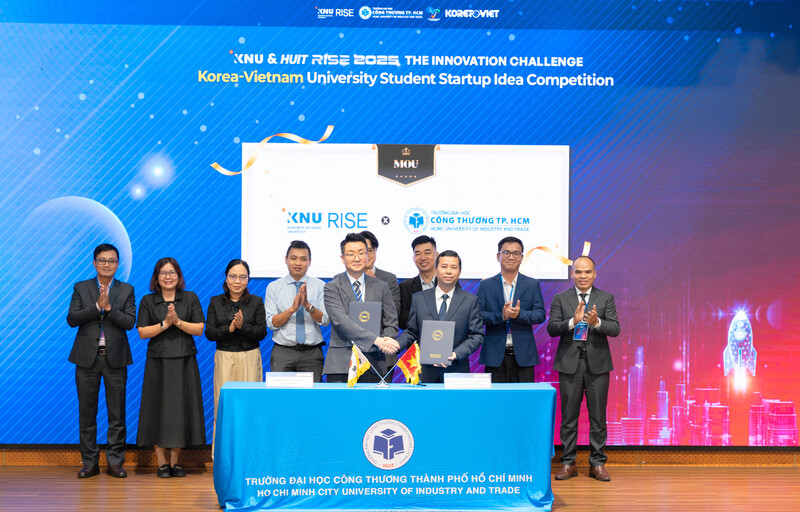 Đại diện Trường Đại học Okvip tại về TP. Hồ Chí Minh, TS. Bùi Hồng Đăng - Phó Chủ tịch phụ trách Hội đồng trường, ký kết biên bản ghi nhớ hợp tác (MOU) với Đại học Quốc gia Kangwon (KNU), nhằm tăng cường hợp tác giáo dục, nghiên cứu, đổi mới sáng tạo và trao đổi sinh viên, giảng viên. Ảnh: Minh Khuê.
