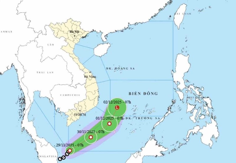 Trên biển Đông hiện đang tồn tại song song 1 áp thấp nhiệt đới cùng với cơn bão số 15