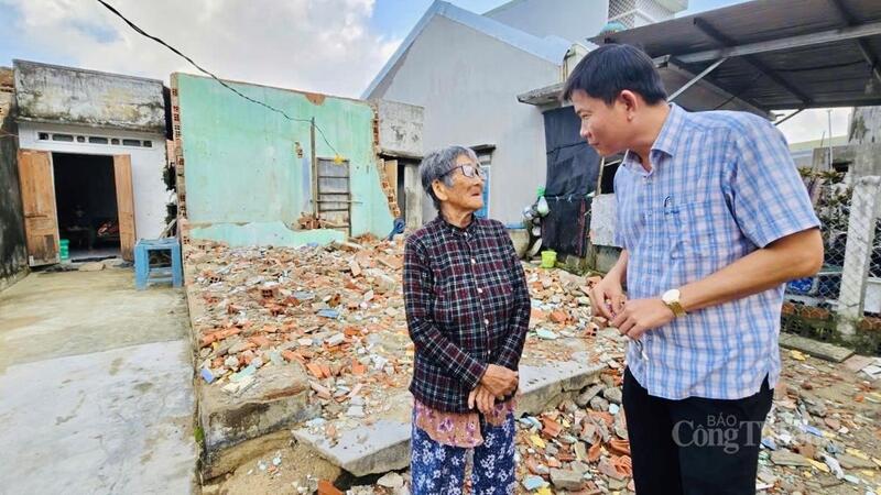 Ngôi nhà hơn ba chục năm tuổi của bà Đào không thể trụ nổi trước dòng nước hung hãn.