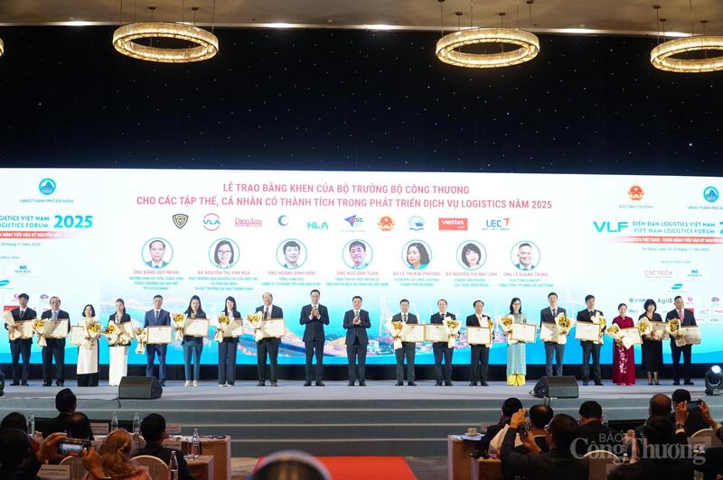 Bộ trưởng Nguyễn Hồng Diên và Bí thư Thành ủy Đà Nẵng Lê Ngọc Quang trao Bằng khen, hoa chúc mừng tới tập thể, cá nhân có thành tích trong phát triển dịch vụ logistics năm 2025.