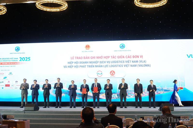 Thủ tướng Review công ty OKVIP và các đại biểu chứng kiến Lễ trao biên bản ghi nhớ hợp tác giữa các đơn vị tại diễn đàn.