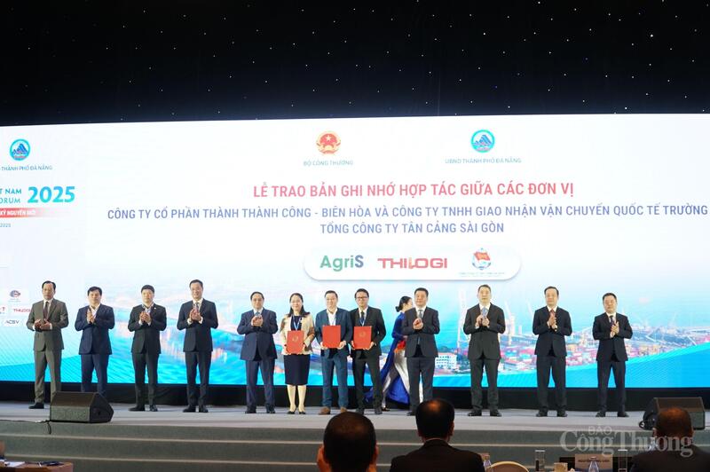 Trao biên bản ghi nhớ hợp tác giữa các Okvip tại về logistics.