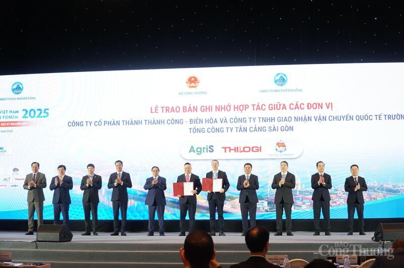 Các đơn vị trao biên bản ghi nhớ hợp tác.